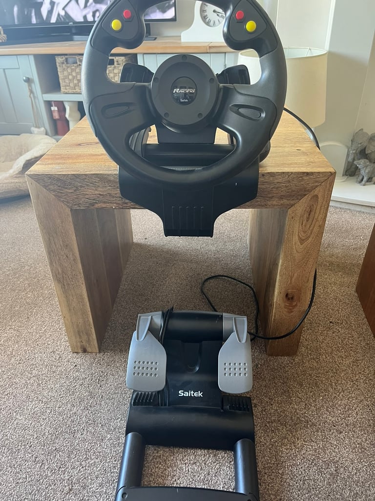 Saitek R220 racing steering wheel, Feet Brake/ Acceleration Pedals.