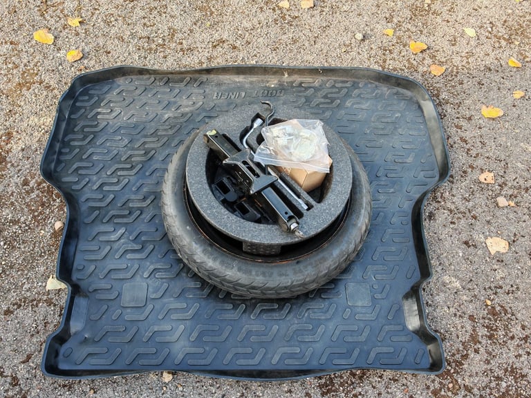 image for Toyota Avensis spare wheel boot liner and jack