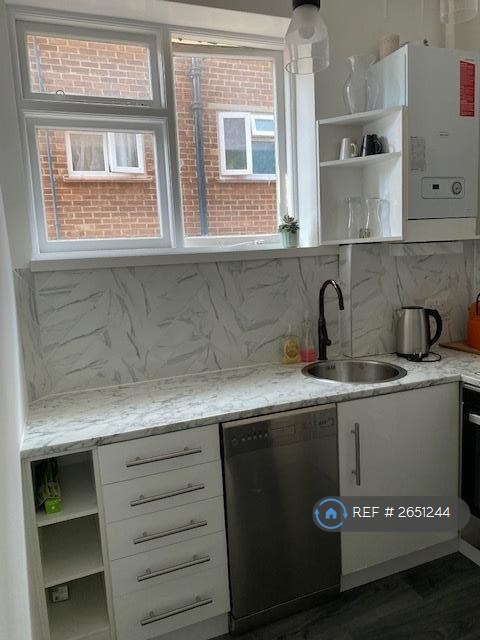 2 bedroom flat in Earls Avenue, Folkestone, CT20 (2 bed) (#2651244)