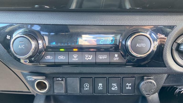 2019 Toyota Hilux 2.4 D-4D Invincible Pickup Double Cab 4dr Diesel Manual 4WD Euro 6 (s/s) (T Pic...