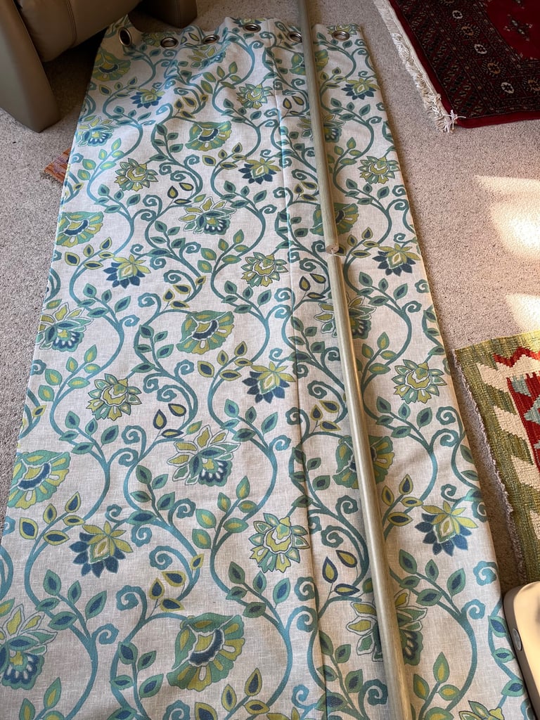 PAIR OF CURTAINS AND CURTAIN POLE