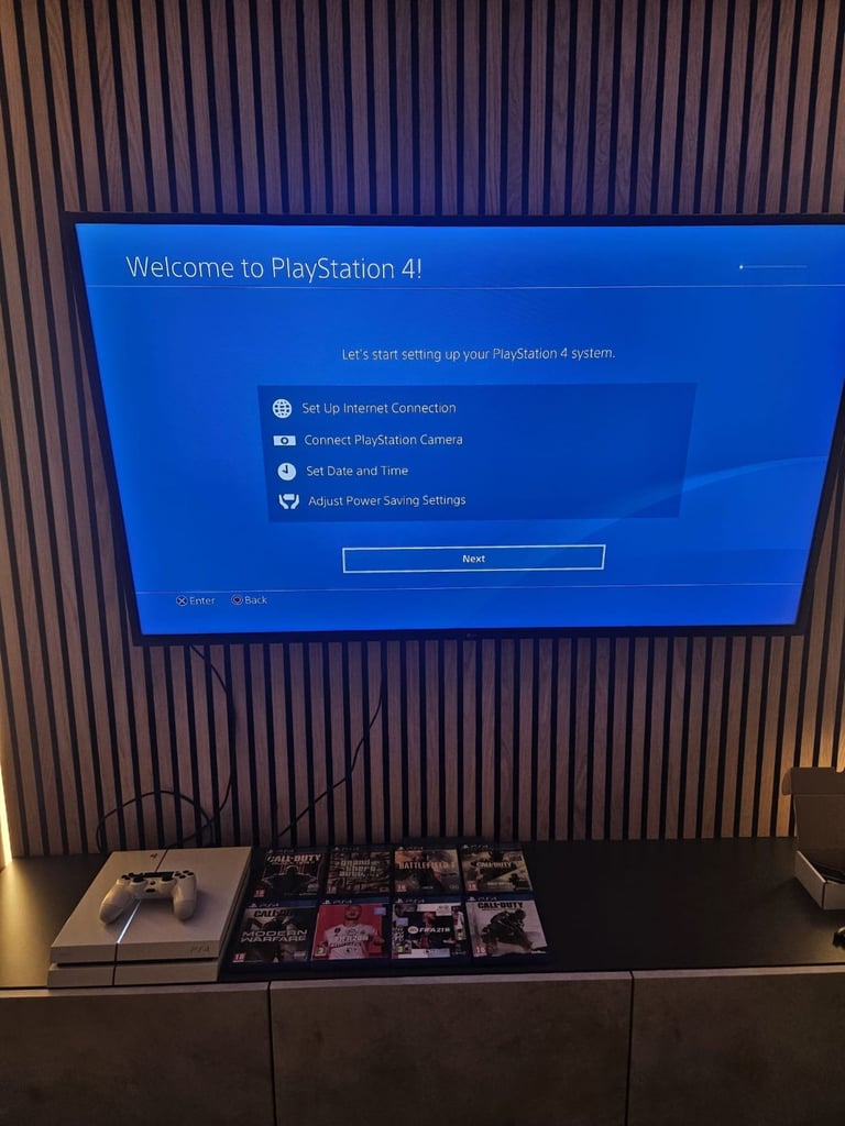 PS4(500gb) + 8 Games + 1 Controller