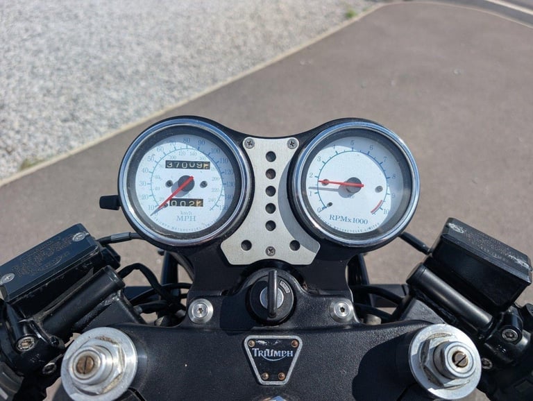 TRIUMPH SPEED TRIPLE 750