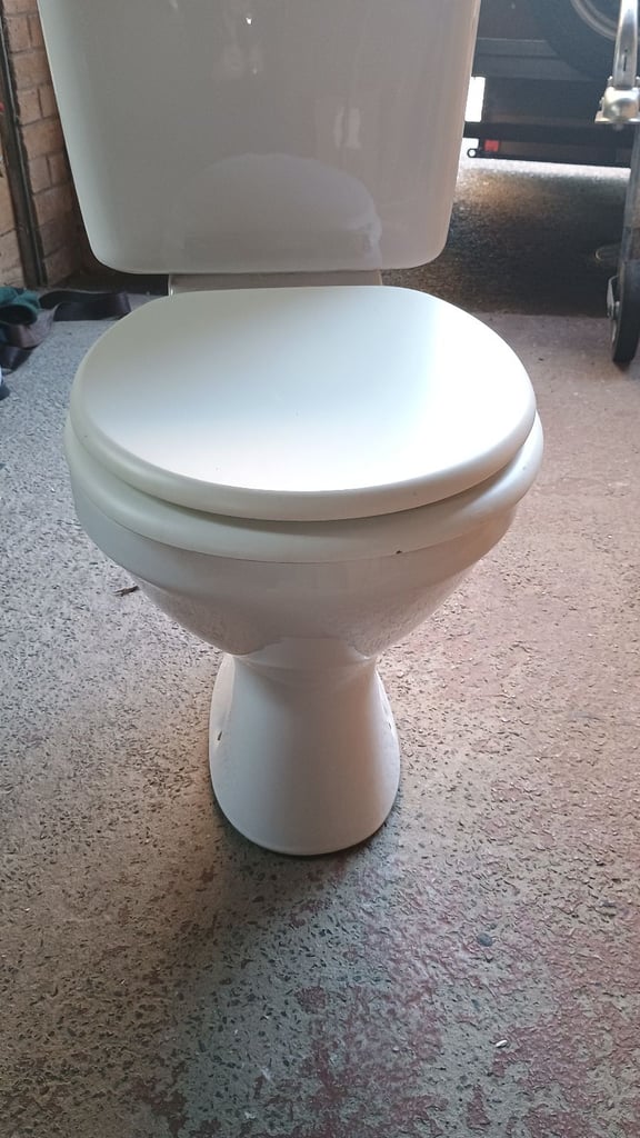 toilet with soft close lid & low level cistern 