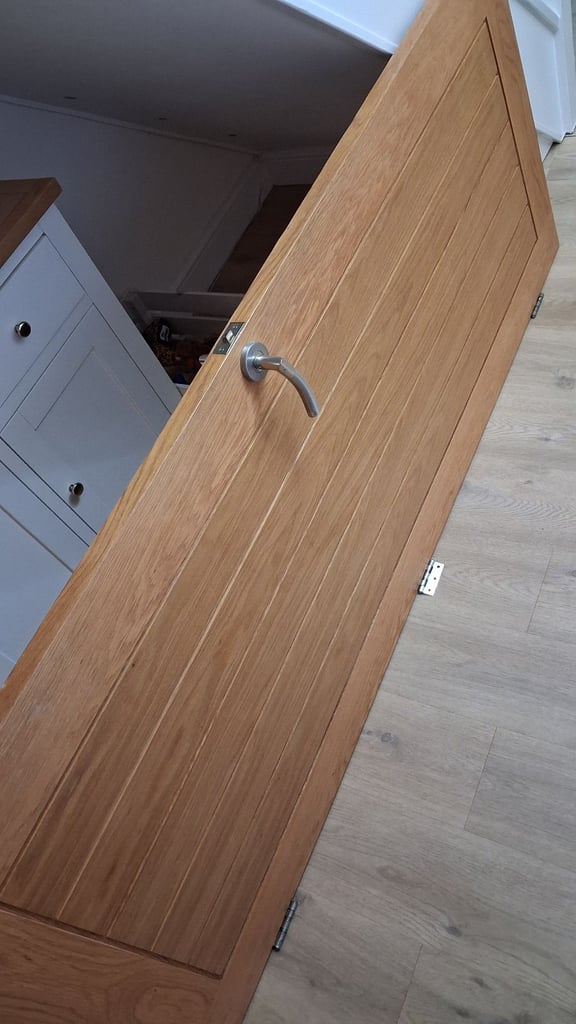 Oak solid door with handle