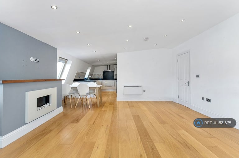 2 bedroom flat in Hazeltree Lodge, London, N13 (2 bed) (#1631875)