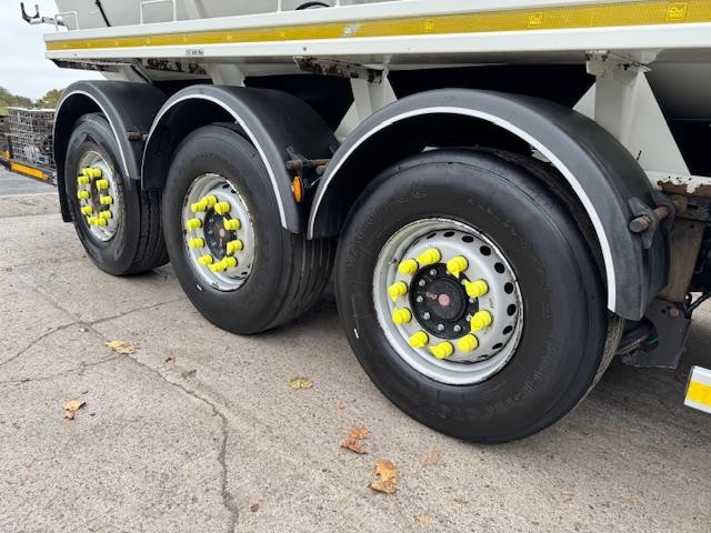 2016 WHALE STAINLESS STEEL TRI AXLE 30,000LTR VACUUM TANK TRAILER