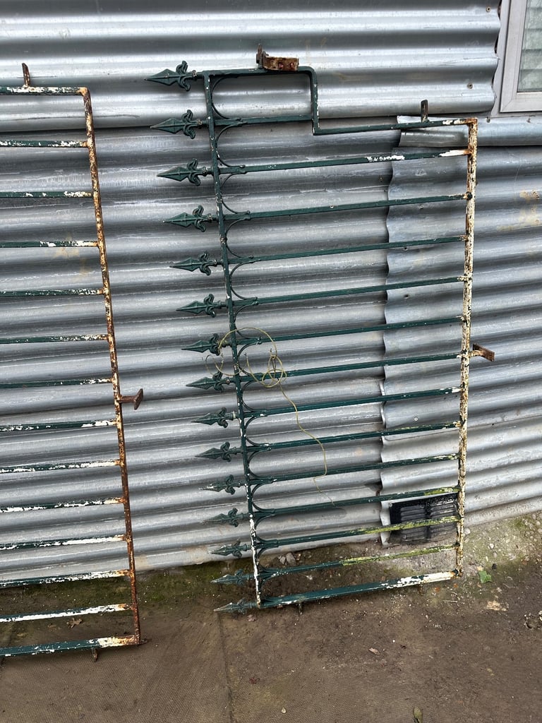 Vintage Cast Iron Garden Railing x4 Pieces