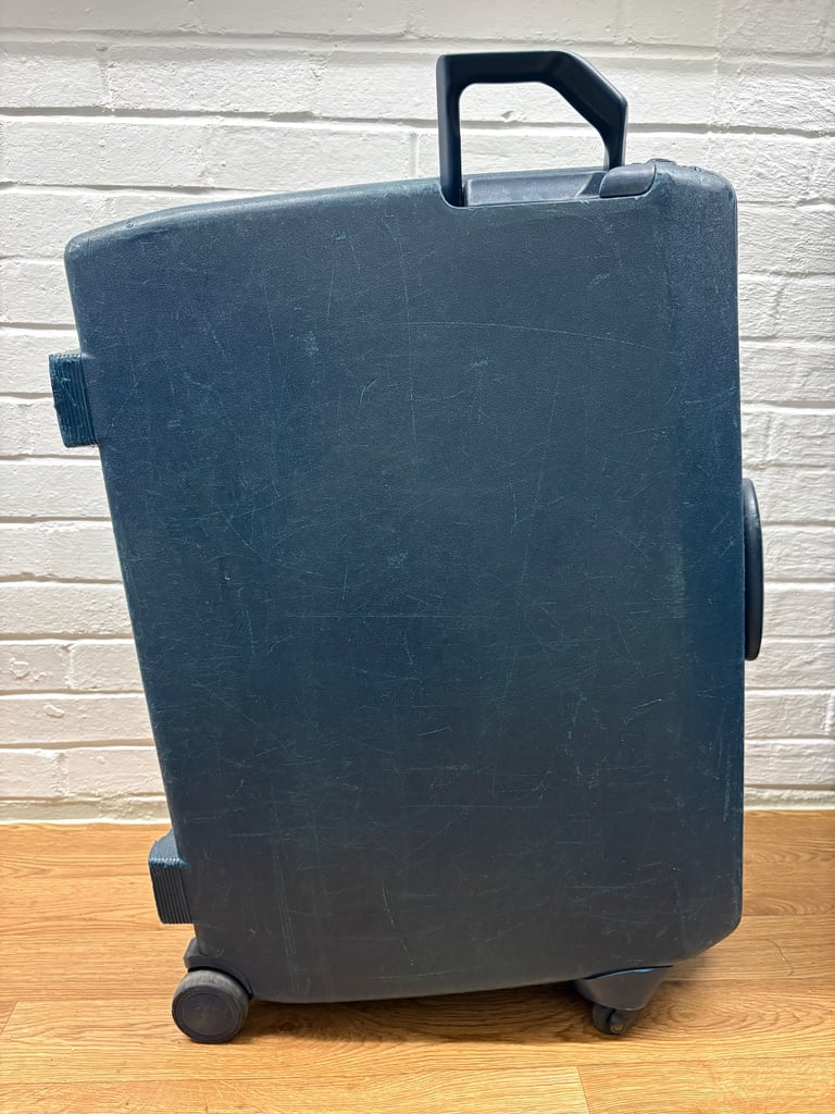 Samsonite hard sided suitcase with 4 wheels