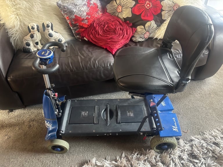 Foldable mobility scooter 