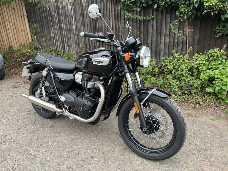 TRIUMPH BONNEVILLE T100, 2025(75), 6 DELIVERY MILES, STUNNING MOTORCYCLE, £8995