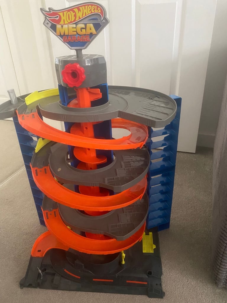2 hot wheels set come with 16 hot wheel cars 