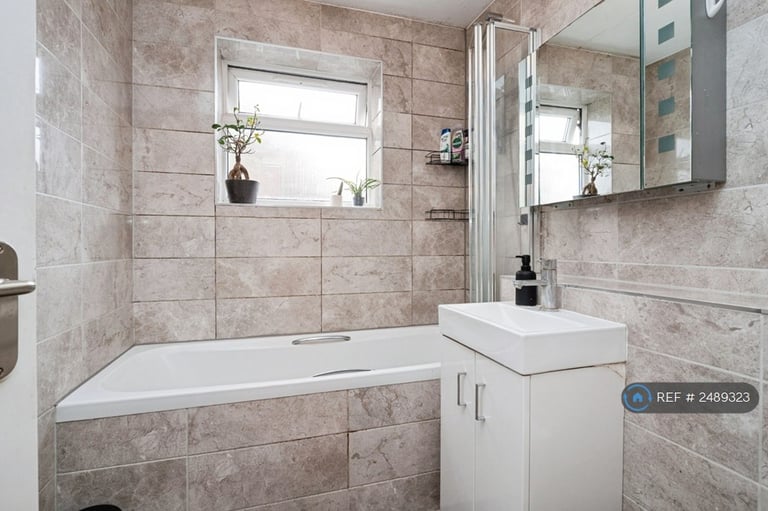 1 bedroom flat in Mill Court, London, E10 (1 bed) (#2489323)