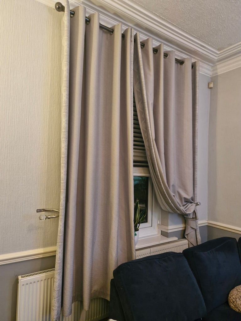 Grey and white lace 90 x 90