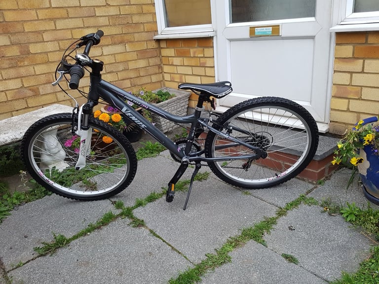 GIRLS 24" WHEEL FRONT SUSPENSION BIKE IN GOOD WORKING ORDER AGE 8+