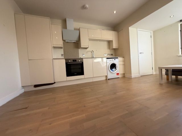 image for NEW MODERN ONE BEDROOM APARTMENT, CLOSE TO LEATHERHEAD STATION