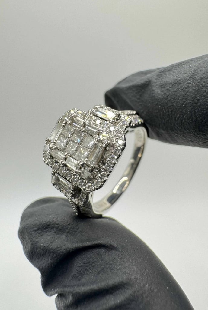 image for Stunning Vera Wang 0.95ct Engagement Ring 18ct White Gold Cost £5,500
