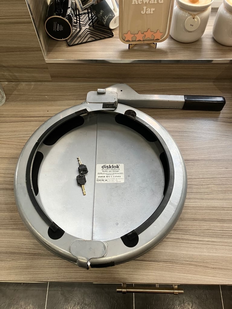 Disklok  Steering Wheel Lock - Large - with 2 x keys