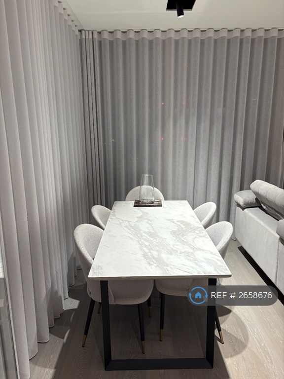 2 bedroom flat in Park Drive, London, E14 (2 bed) (#2658676)