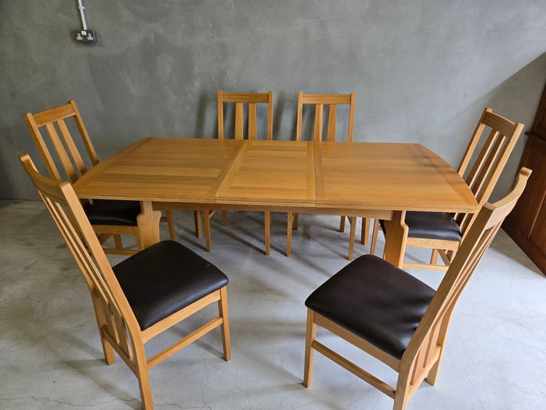 Brand new Ex-display Extending Table and chairs 