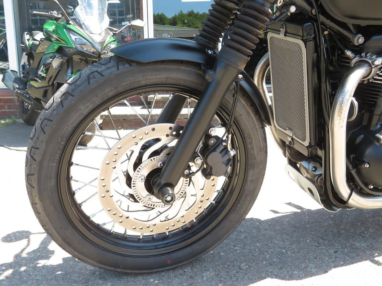 TRIUMPH BONNEVILLE STREET TWIN 900 BRAT TRACKER EDITION 