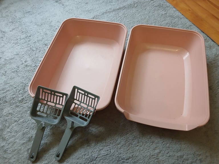 2 Cat litter trays 