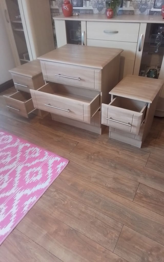 "AS NEW " BEDROOM DRAWERS SET 