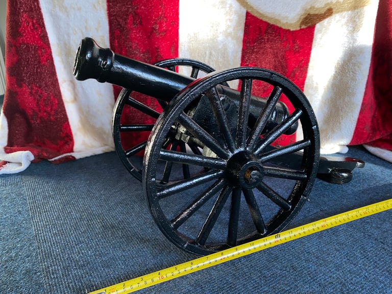 Cannon , Cast Iron.  Lovely ornament. Measurements in photos. 10kg
