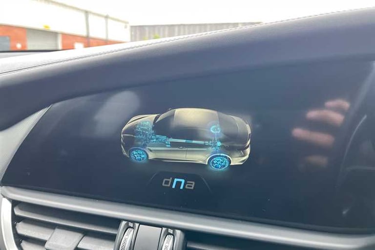 2019 Alfa Romeo Giulia 2.0 TB 280 Veloce 4dr Auto SALOON PETROL Automatic