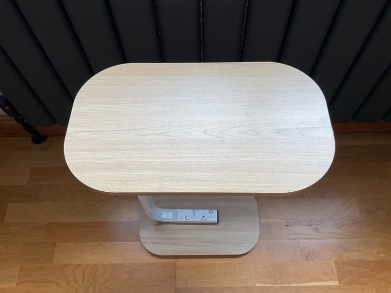 SIDE TABLE. (NEW)