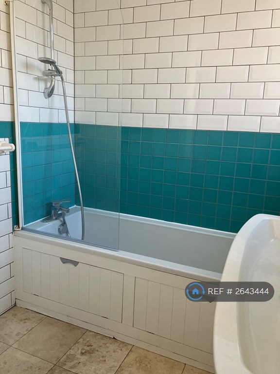 3 bedroom flat in Kings Road, Kingston, KT2 (3 bed) (#2643444)