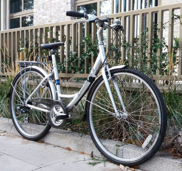 GIANT LIKE NEW LADIES HYBRID BIKE COMFORTABLE AND ELEGANT CITY BICYCLE
