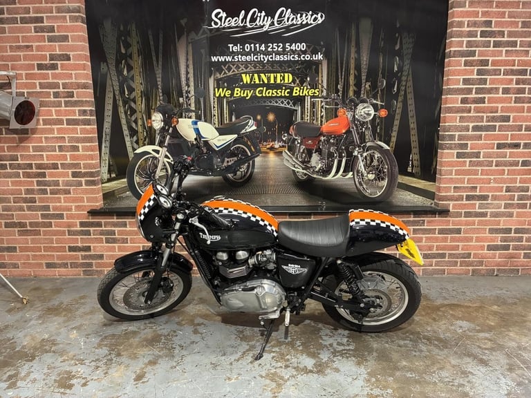Triumph Thruxton in Davida colours by 8 ball paintworks for sale Chesterfield