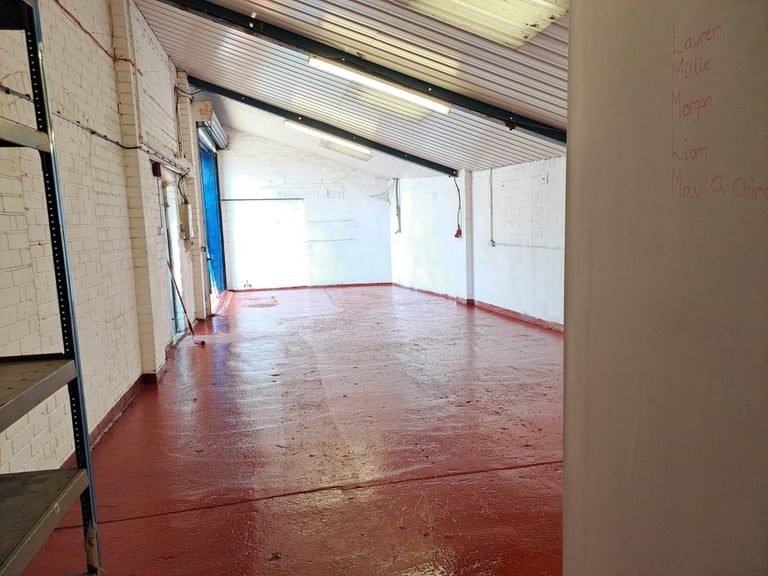 Ideal for stock storage,joiners,carpenters,E commerce,light car repairs,workshop in Dudley centre