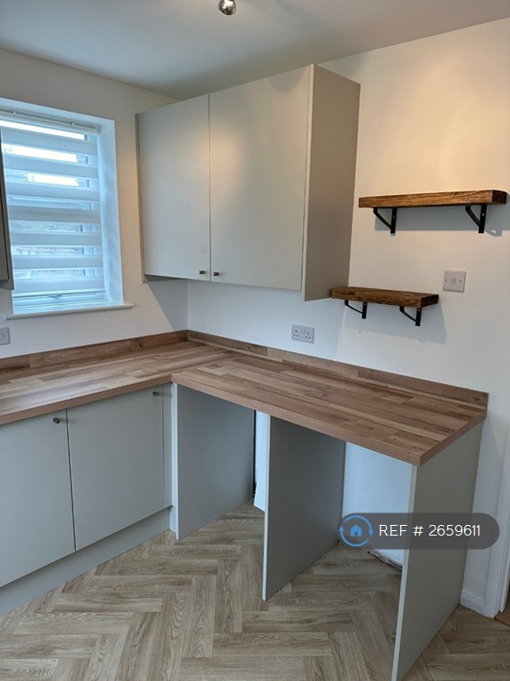 2 bedroom flat in Edinburgh Cresent, Bourne, PE10 (2 bed) (#2659611)
