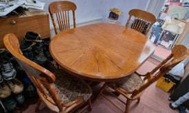 Wooden extendable dining room table with 4 chairs - Oval / Round