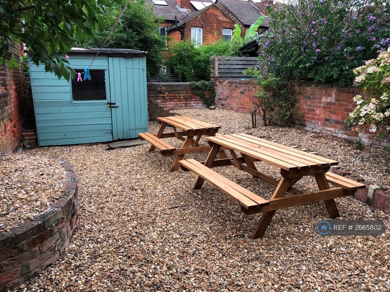 6 bedroom house in Artillery Road, Guildford, GU1 (6 bed) (#2665802)