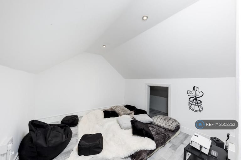 2 bedroom flat in London, London, N9 (2 bed) (#2602262)