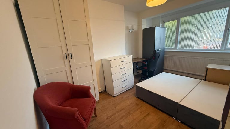 Spacious 4-Bedroom House with 2 Bathrooms in NEW MALDEN