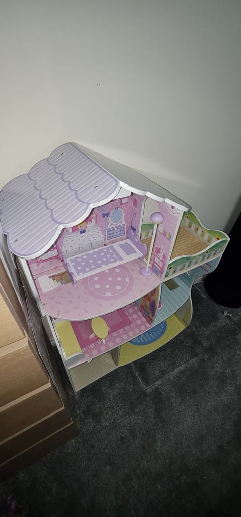 Barbi play house with furniture