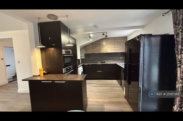 4 bedroom house in Syon Lane, Isleworth, TW7 (4 bed) (#2595583)