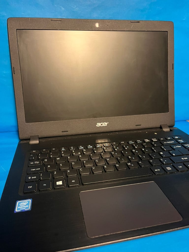 [BROKEN selling for spares and repairs] Black Acer Laptop
