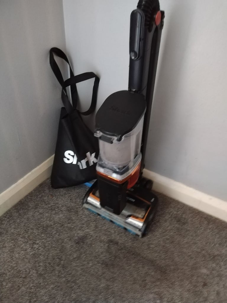image for Shark cordless vacuum cleaner with attachment and rotary floor head and lights vgc gwo 