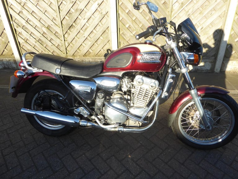 TRIUMPH THUNDERBIRD 900 N REG OWNERS AND SERVICE BOOK VERY CLEAN BIKE