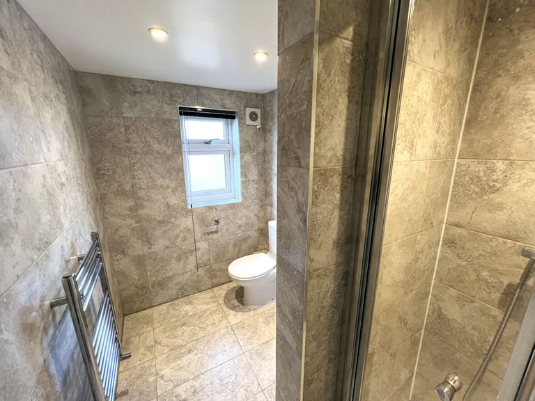 Out class spacious 5 Bedrooms house with 3 Toilets and Bathrooms in ilford --Company Let allowed