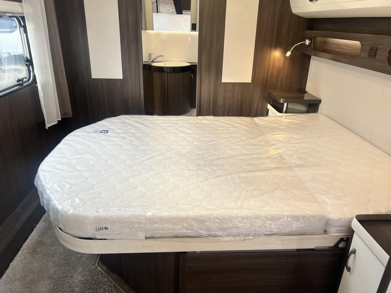 2024 HOBBY PRESTIGE 720 WQC 4 Berth fixed island bed End washroom