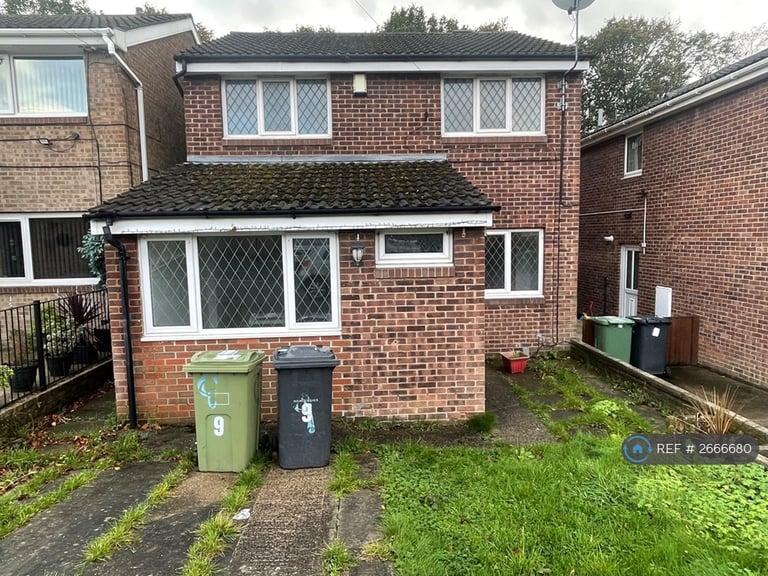 3 bedroom house in Tyndale Walk, Batley, WF17 (3 bed) (#2666680)