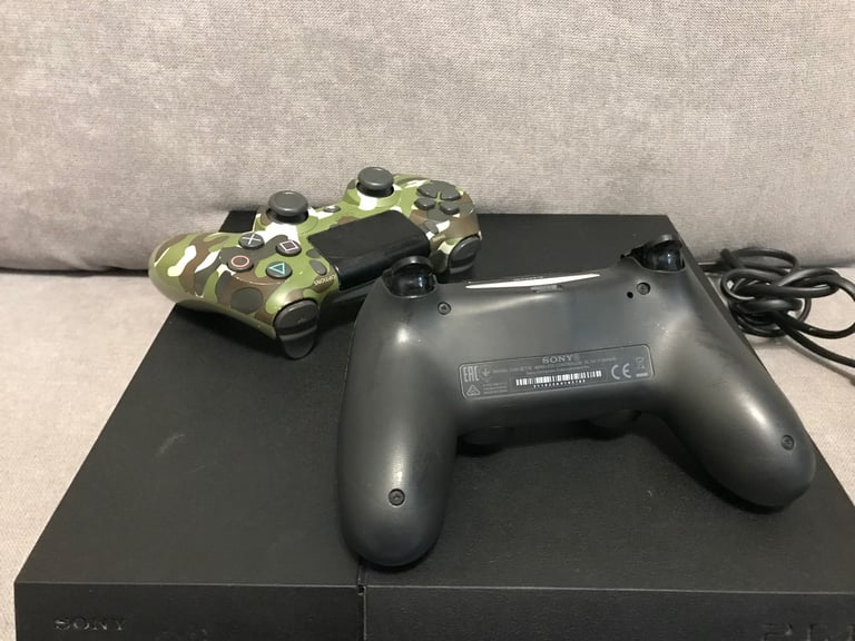 Sony Playstation 4 (PS4) console x2 controllers x5 games bundle