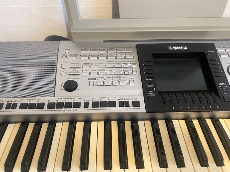 Yamaha PSR 3000 electronic keyboard, stand , cover and carry case 