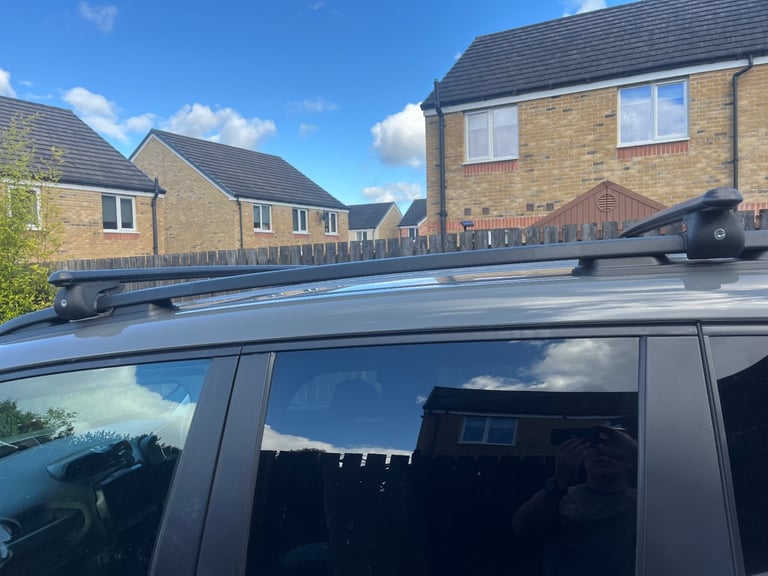 Lockable Roof Bars/Rack 130cm (black) for cars with raised rails